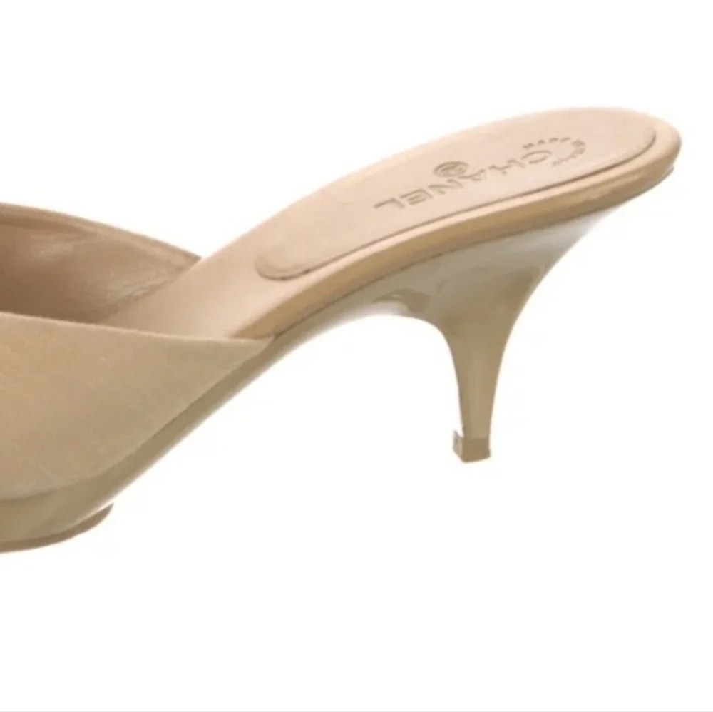 CHANEL SIZE 10 TAN EUC 2004 CRUISE COLLECTION - Picture 3 of 4